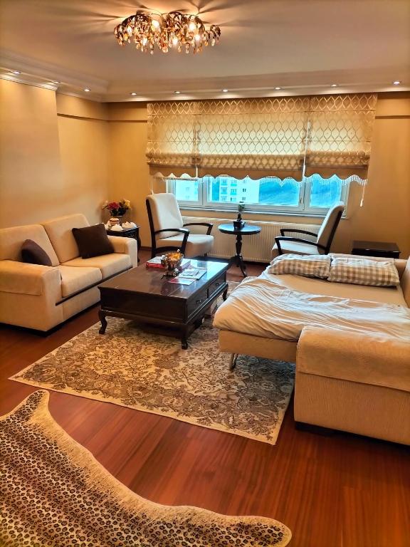 un soggiorno con divano e tavolo di Room Mate Room Suite a Istanbul