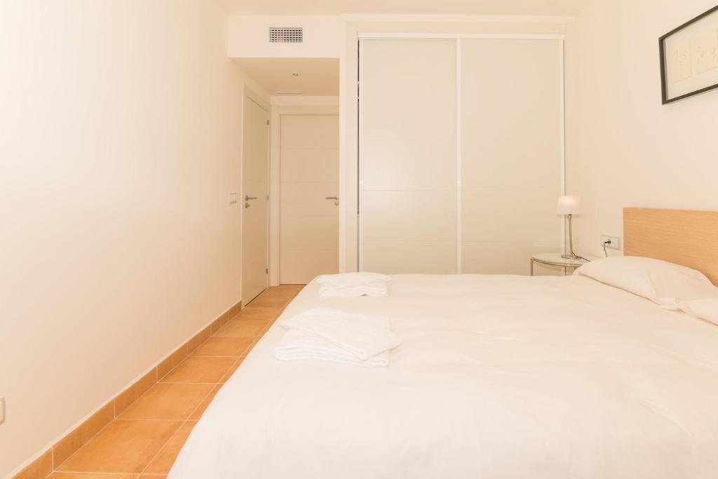 Łóżko lub łóżka w pokoju w obiekcie 2167-Superb 2 bedrooms in luxury complex with pool