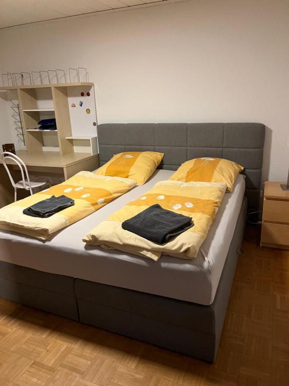 波鴻的住宿－Bochum, zentr. aber ruhige Lage!，两张睡床彼此相邻,位于一个房间里