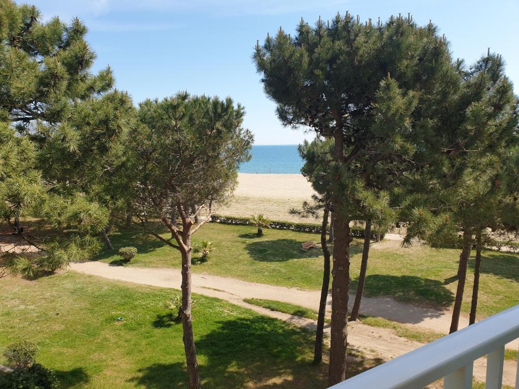 uma vista para a praia a partir da varanda de uma casa em Le BELVEDERE 2 - Acces Direct Plage em Argelès-sur-Mer