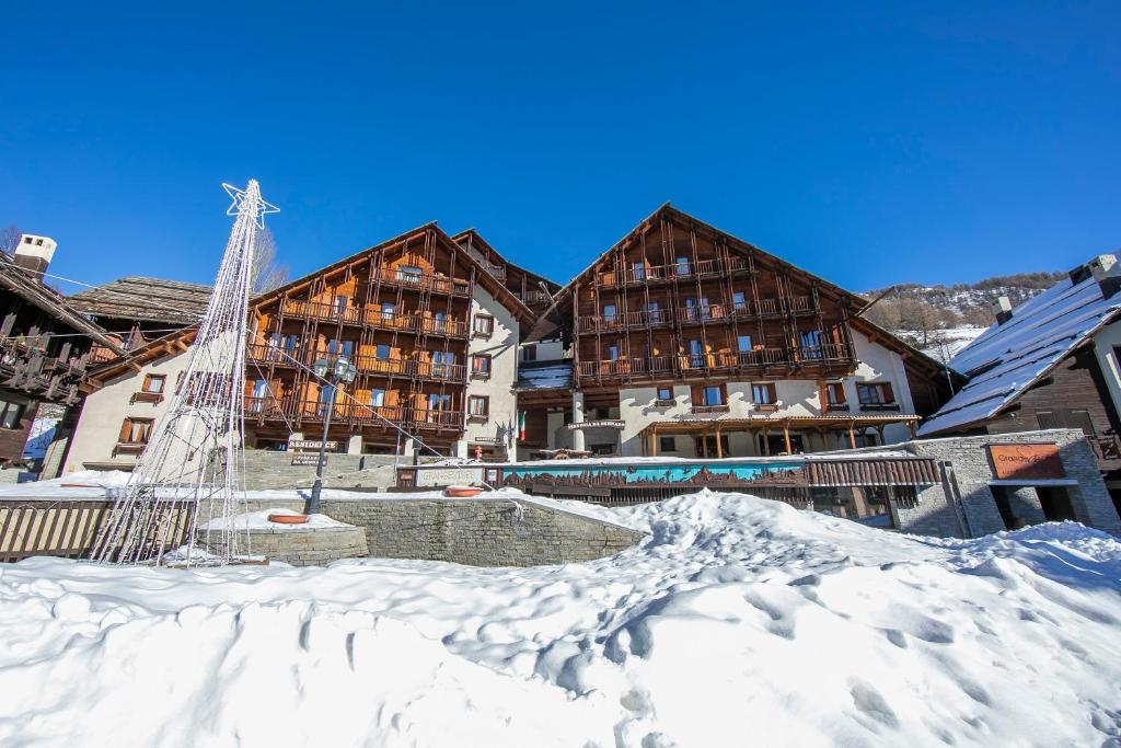 un resort nella neve di fronte agli edifici di Grange Hike & Ski Sestriere Apartments - Happy.Rentals a Sestriere