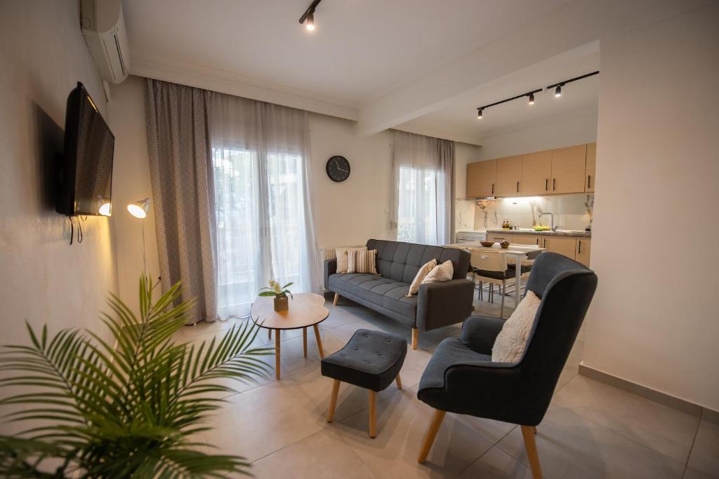 ein Wohnzimmer mit einem Sofa und einem Tisch in der Unterkunft Be My Guest___Thessaloniki in Thessaloniki