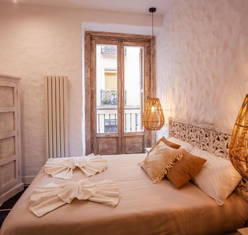 1 dormitorio con 1 cama grande y ventana en San Bernardino 15 en Madrid
