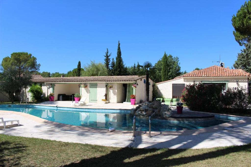 une piscine devant une maison dans l'établissement La cigale bleue a callian, à Callian