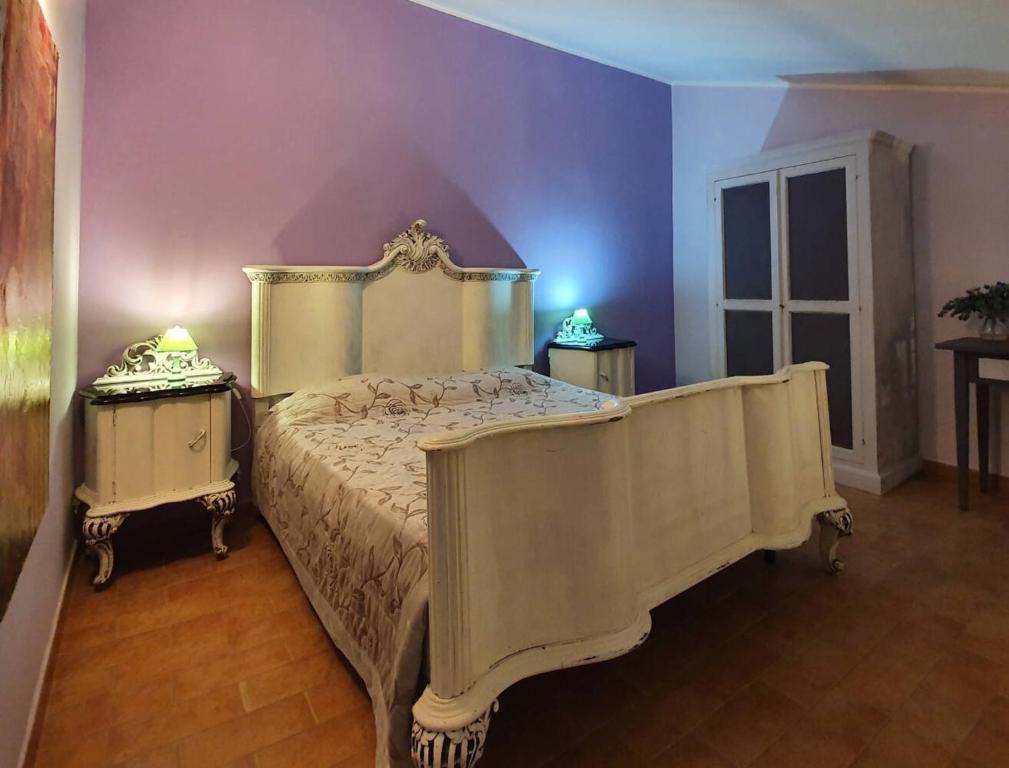 Łóżko lub łóżka w pokoju w obiekcie Bio Agriturismo Valle dei Calanchi