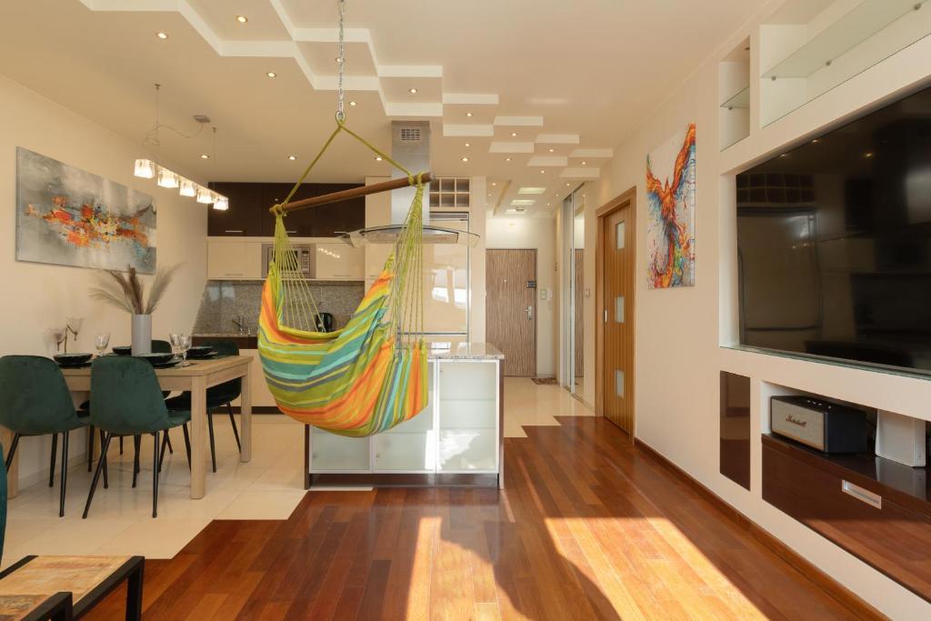 Televízia a/alebo spoločenská miestnosť v ubytovaní Mokotów Unique & Pet-Friendly Apartment by Noclegi Renters