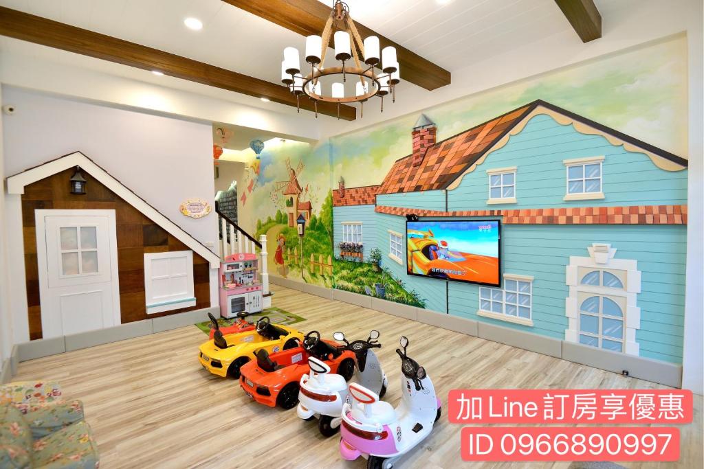 una habitación con coches de juguete y una casa en la pared en Happiness Childhood en Hualien