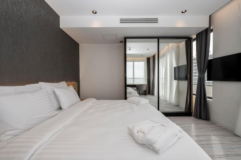 The Grandeur Hotel - Suite With Terrace