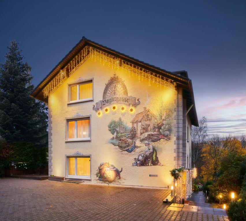 ein Gebäude mit einem Wandbild an der Seite in der Unterkunft Aparthotel Voglergasse in Baden-Baden