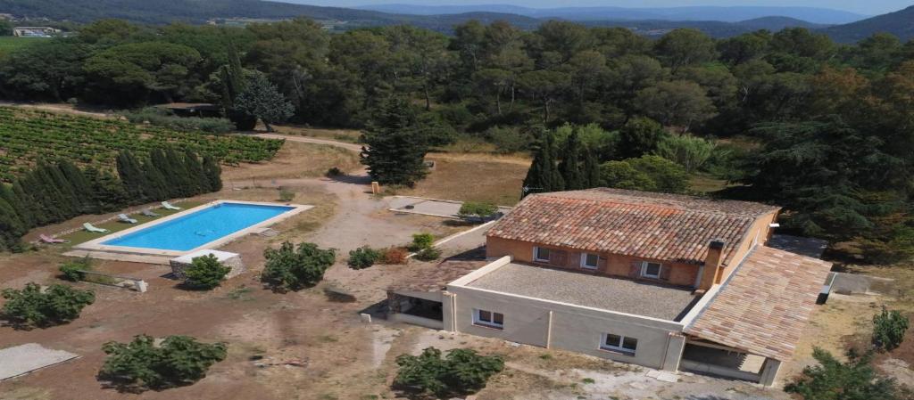 une vue aérienne d'une maison avec piscine dans l'établissement Gitedeprovence le castelet, à La Motte