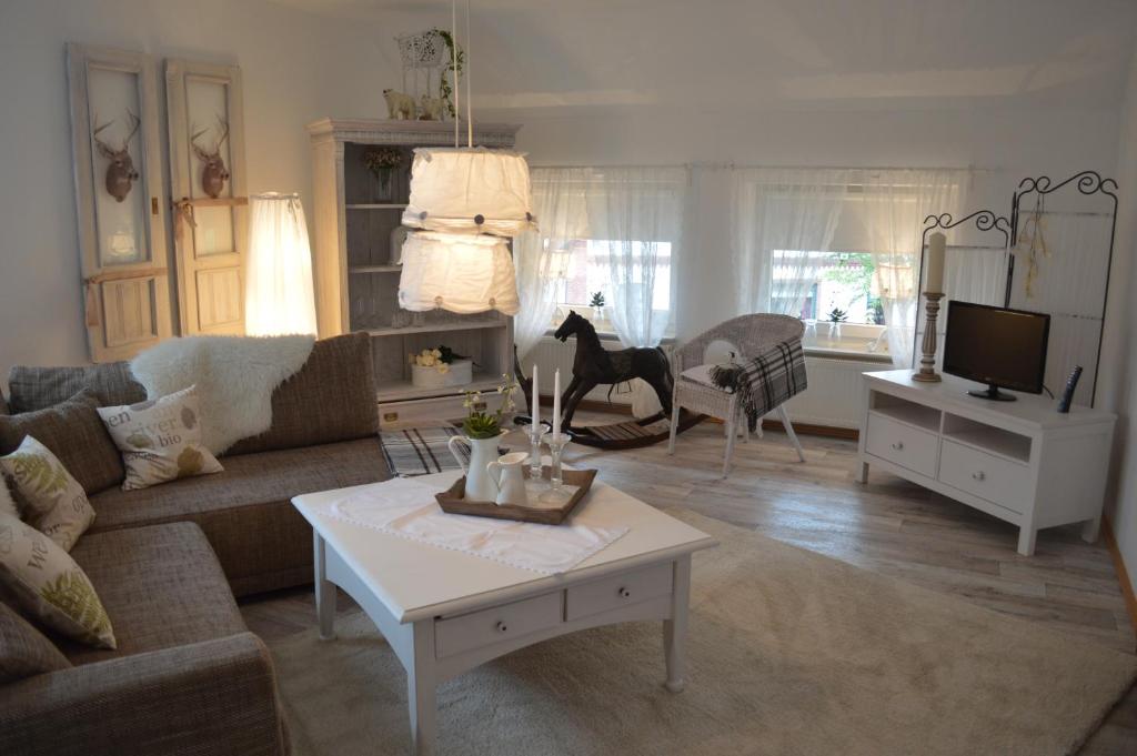- un salon avec un canapé et une table basse dans l'établissement Land & Stil, à Dorfhagen