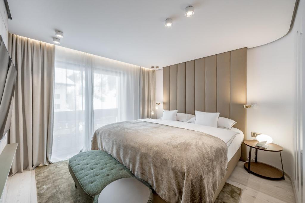 Postel nebo postele na pokoji v ubytování Relais & Châteaux Chasa Montana