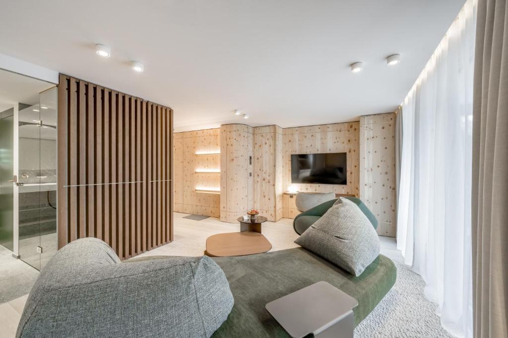 TV a/nebo společenská místnost v ubytování Relais & Châteaux Chasa Montana