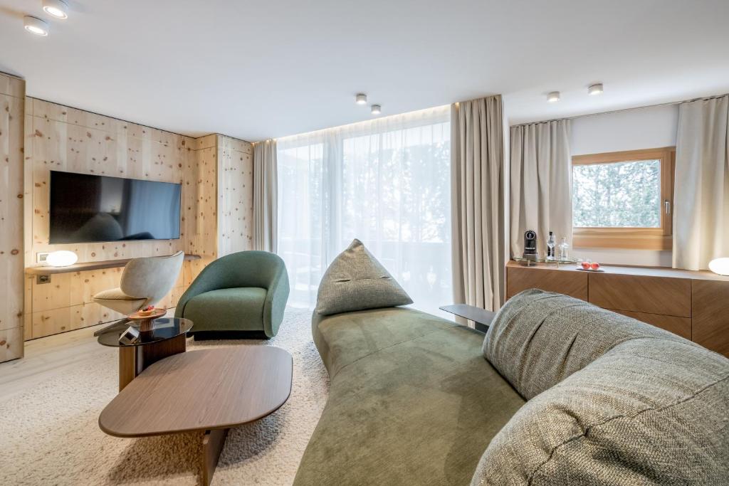 TV a/nebo společenská místnost v ubytování Relais & Châteaux Chasa Montana