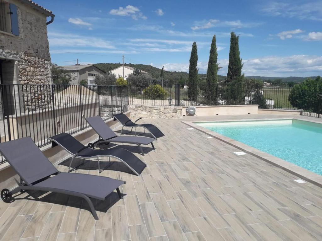 - un groupe de chaises longues à côté de la piscine dans l'établissement A la campagne cote piscine, à Vinon-sur-Verdon