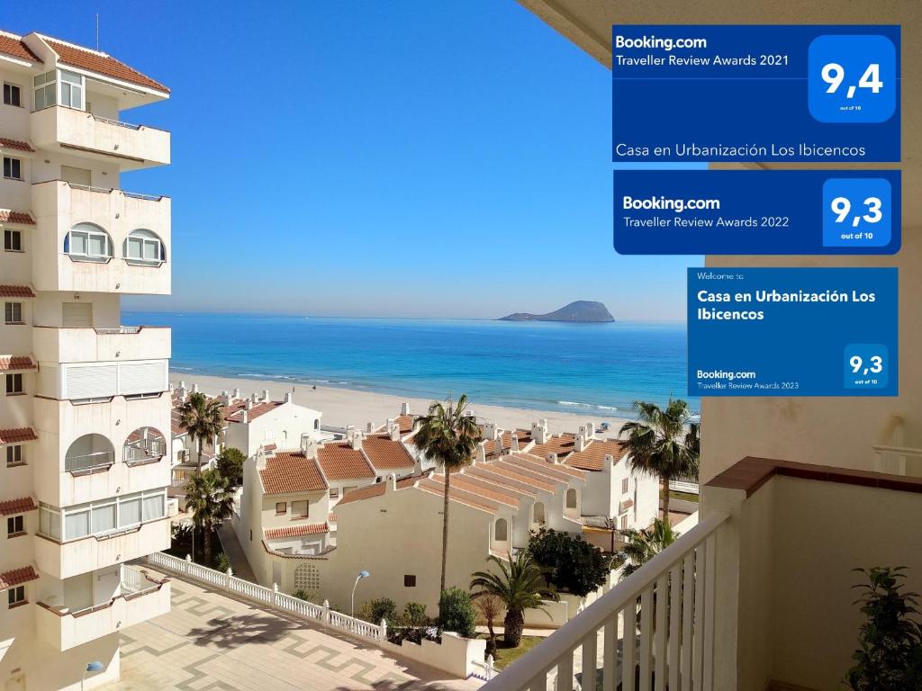 desde el balcón de un edificio con vistas a la playa en Casa en Urbanización Los Ibicencos, en La Manga del Mar Menor