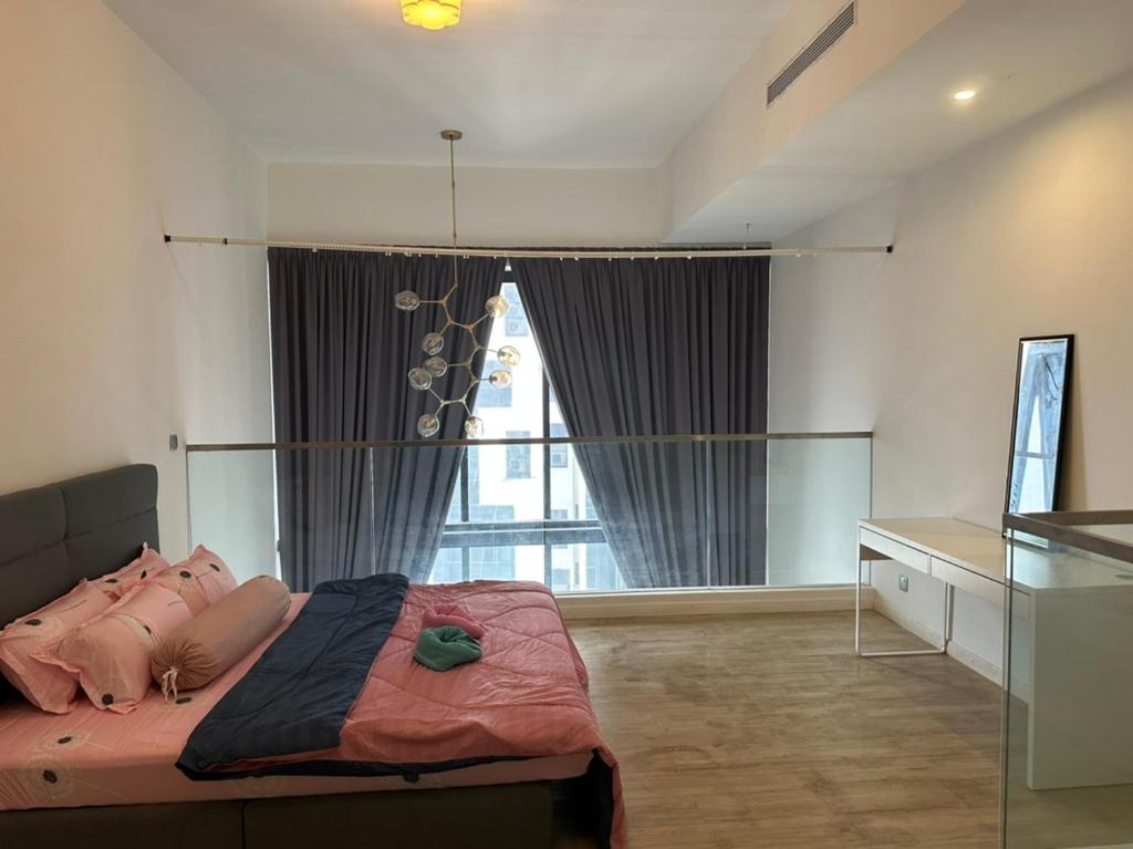 - une chambre avec un lit, un bureau et une fenêtre dans l'établissement EmEx Luxurious stay T2U29, à Kuala Lumpur