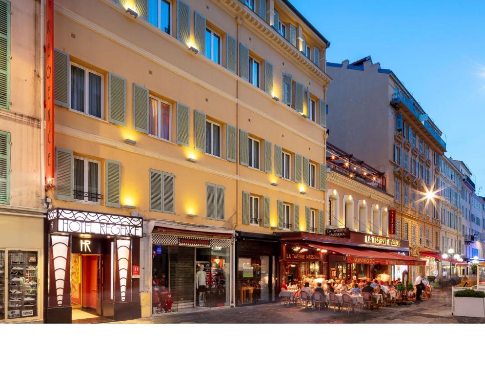 un grupo de edificios en una calle de la ciudad por la noche en Residence Share Inn, en Niza