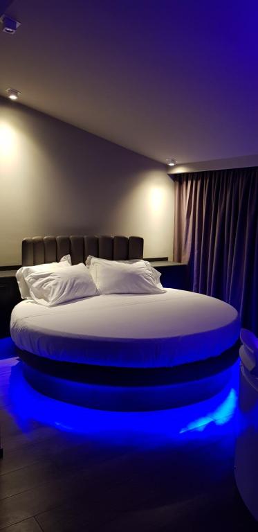 Postel nebo postele na pokoji v ubytování Leoni Hotel & Private Spa