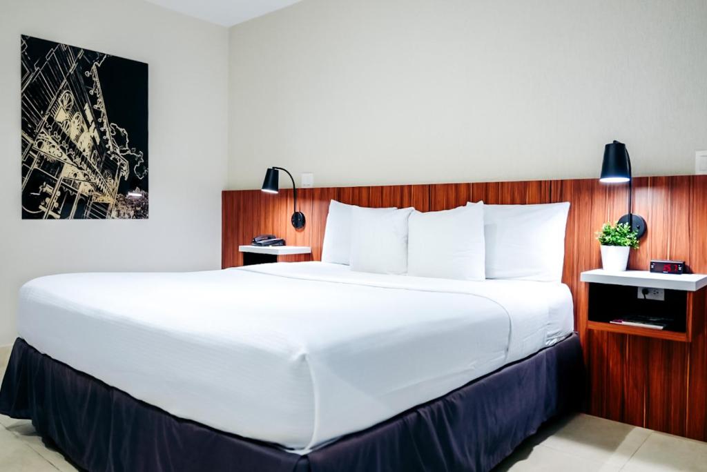 Postel nebo postele na pokoji v ubytování Ponce Plaza Hotel & Casino