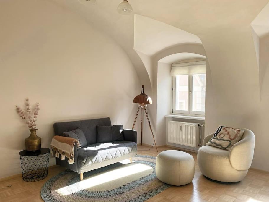 sala de estar con sofá y silla en Apartment im Wein- und Freizeitidyll Klöch en Klöch