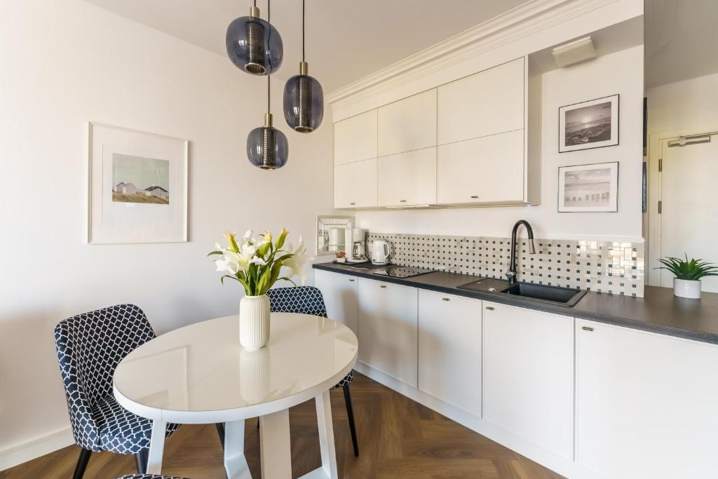 Kuchyňa alebo kuchynka v ubytovaní Apartamenty Lighthouse Mrzeżyno