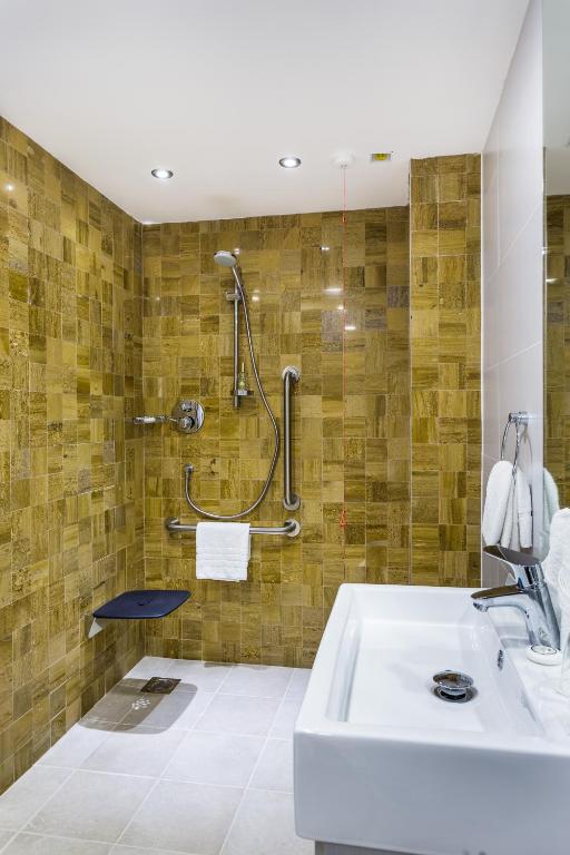 Holiday Inn London Watford Junction, an IHG Hotel - Habitación Doble Estándar Con Cama Con Sofá