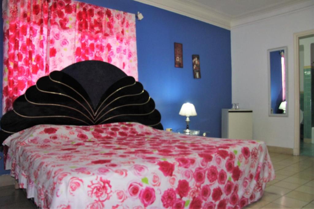 1 dormitorio con 1 cama grande con manta roja y blanca en Clara Aniuta Appartement 1, en La Habana