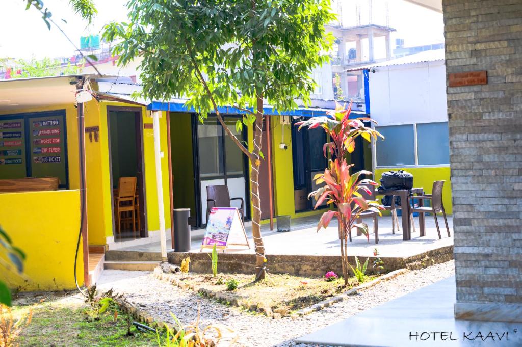 Jardí fora de Hotel Kaavi