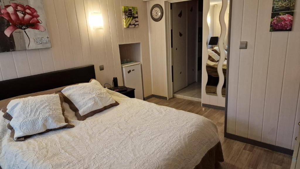 ein Schlafzimmer mit einem Bett mit zwei Kissen darauf in der Unterkunft Chez Marie et Daniel in Vrigne-aux-Bois