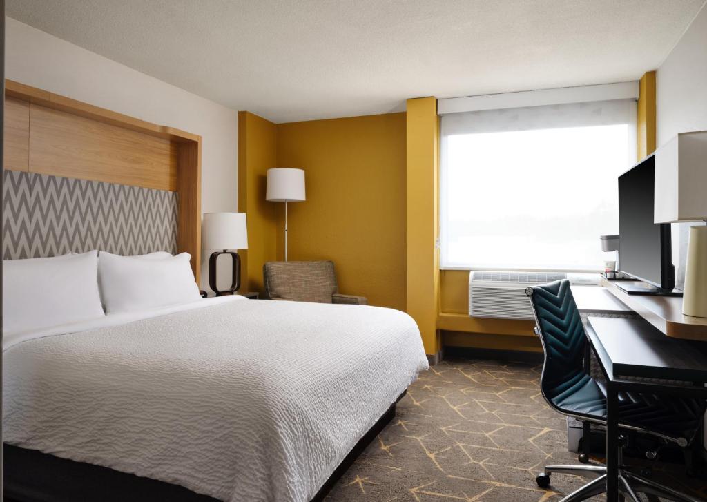 Holiday Inn Boston - Dedham Hotel & Conference Center, an IHG Hotel - Standard Room