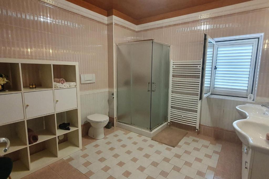 Łazienka w obiekcie Relaxing apartment Gardens for max 8 persons in green central Istria