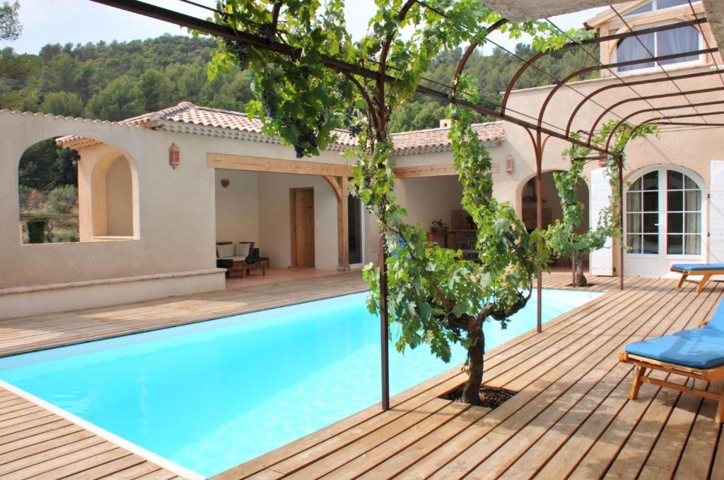 une villa avec piscine et une maison dans l'établissement Mas climatise, piscine chauffee privee - parc regional naturel st baume, à Évenos