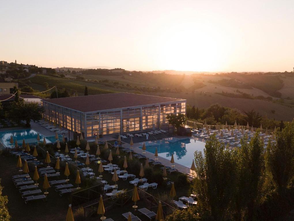 een luchtzicht op een hotel met een zwembad bij Morobello in San Marcello