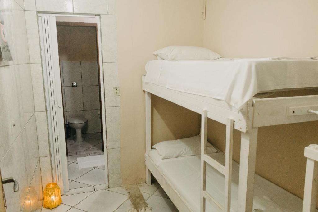 グァラトゥバにあるPousada Sol & Marのベッドルーム(二段ベッド1組付)、バスルームが備わります。