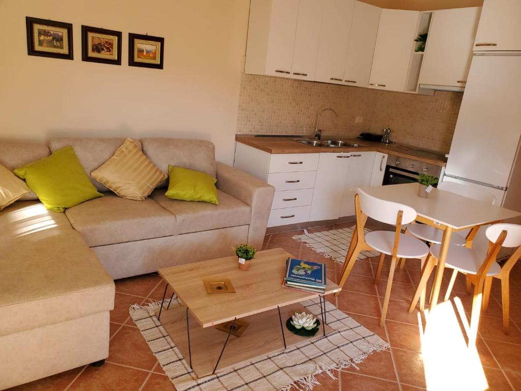 een woonkamer met een bank en een tafel bij Standart apartment in Durrës