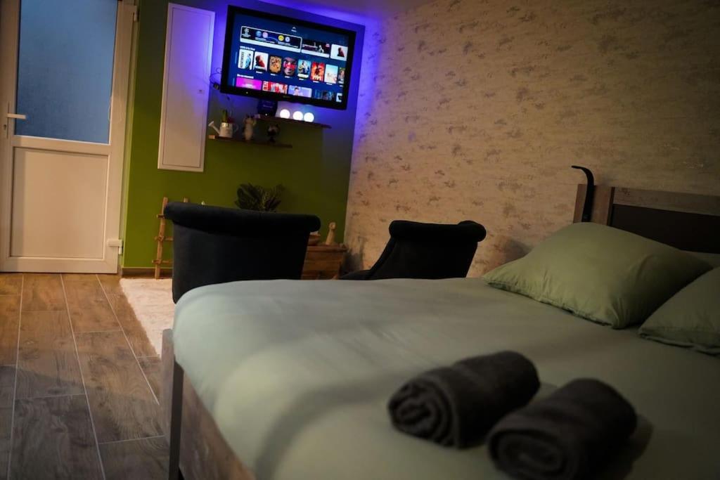 Posteľ alebo postele v izbe v ubytovaní Nuit de la sagesse "jacuzzi terrasse et parking privé"