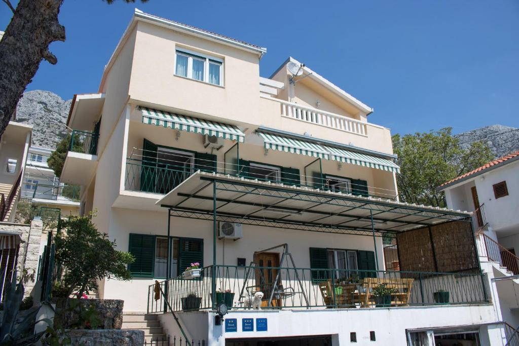 una casa con balcón frente a ella en Apartment Zdravka, en Kutleša