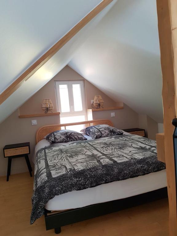 sypialnia z łóżkiem na poddaszu w obiekcie Coquette maison à la campagne w mieście Apremont