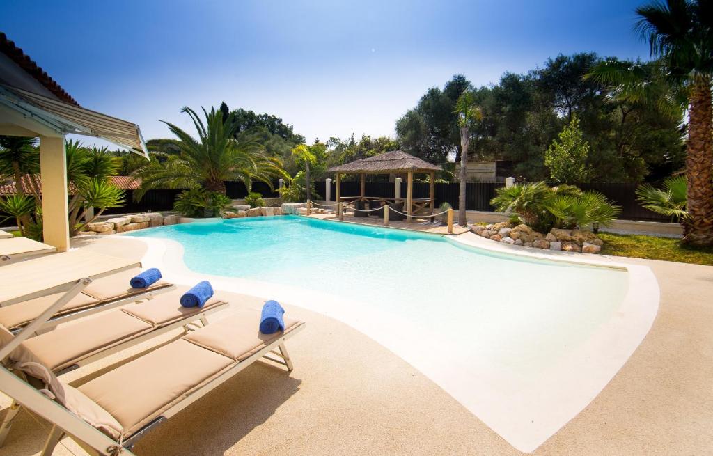 einen Pool mit Stühlen und einem Pavillon in der Unterkunft EL PARADISIO Splendid 5 STARS Villa atypical in Antibes with overflowing swiming pool in Antibes