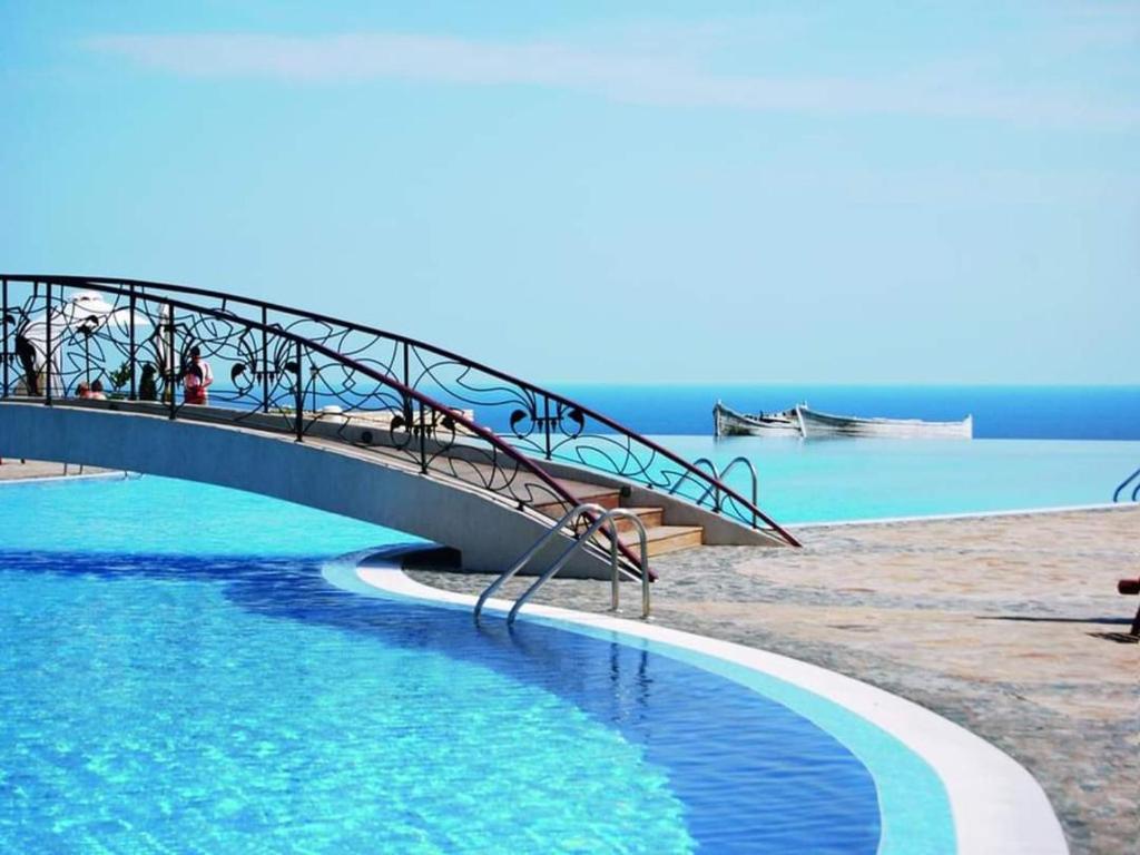 un puente sobre una piscina de agua azul en KALIAKRIA RESORT AP. 95 en Topola