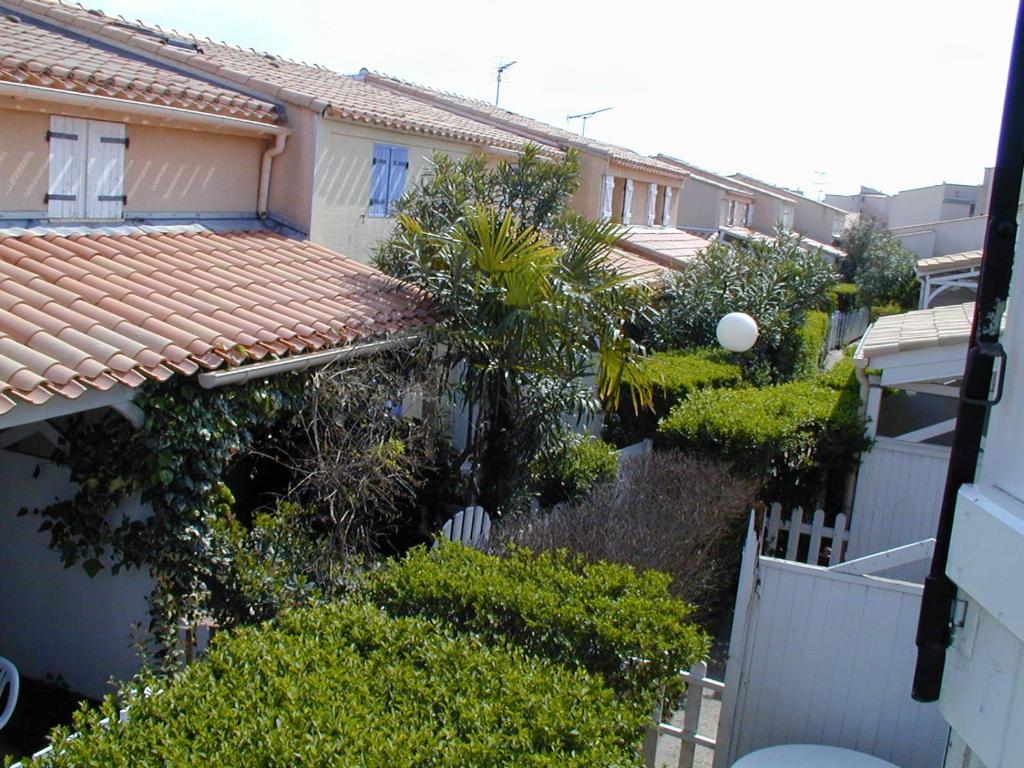 Vonkajšia záhrada v ubytovaní AZUR ET SOLEIL Joli T2 Alcove proche plage Richelieu Cap d Agde