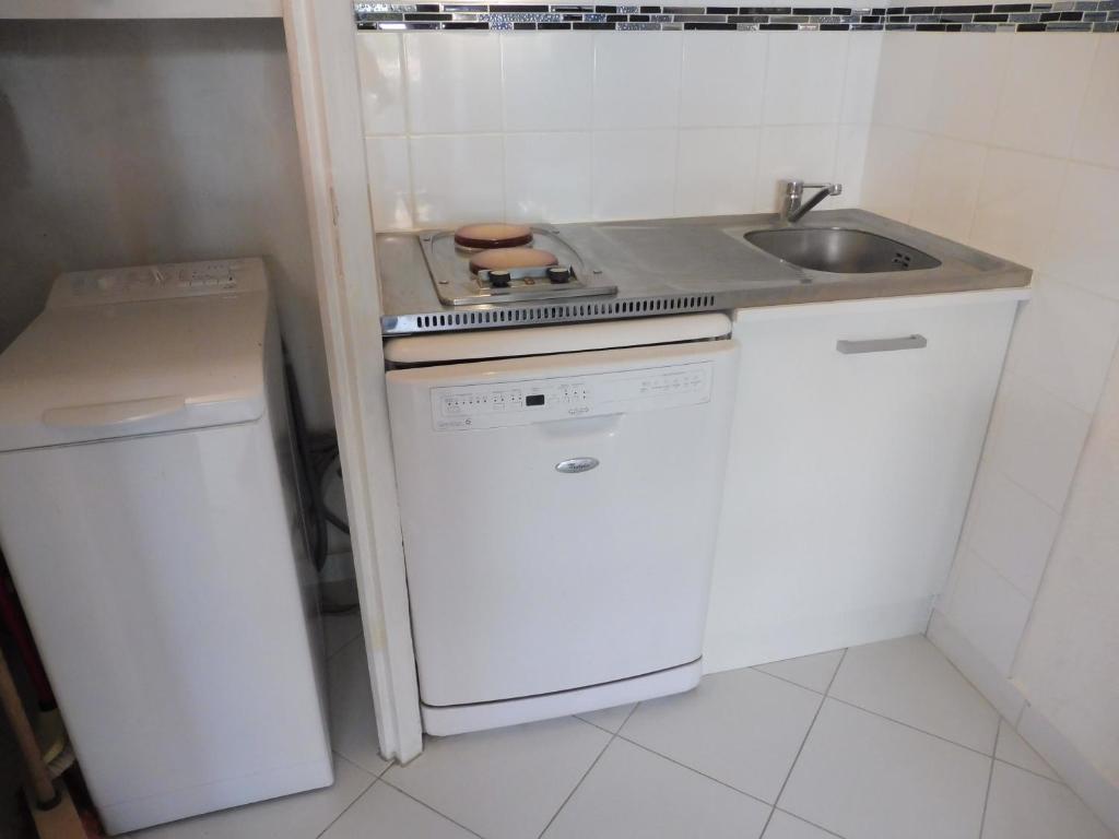 Kuchyňa alebo kuchynka v ubytovaní AZUR ET SOLEIL Joli T2 Alcove proche plage Richelieu Cap d Agde