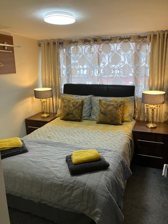 a bedroom with a large bed with two lamps at THE MOUNTAIN VIEW SUITE - 2 minute walk to the lovely beach front promernade of llandudno in Llandudno