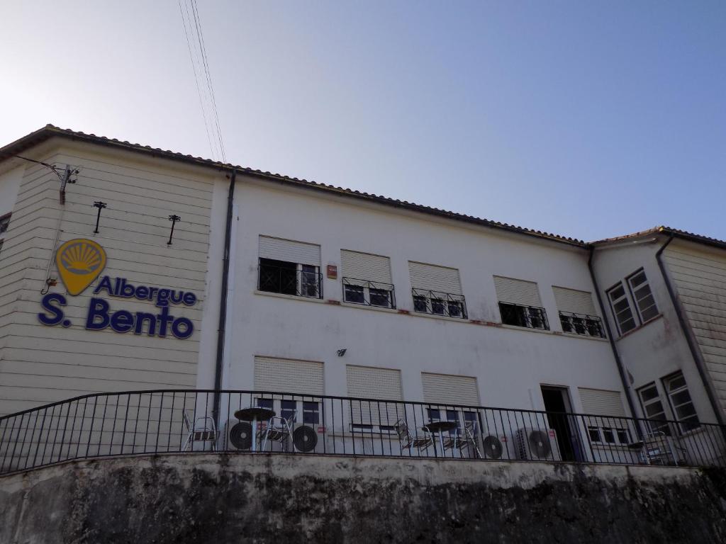 ein weißes Gebäude mit einem Schild an der Seite in der Unterkunft Albergue de São Bento in Caminha