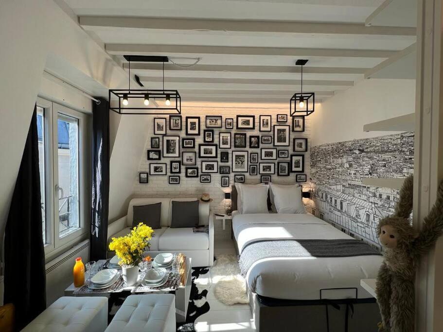 - une chambre avec 2 lits, une table et un canapé dans l'établissement Studio tout équipé à Nation Paris XI-Tout confort, à Paris