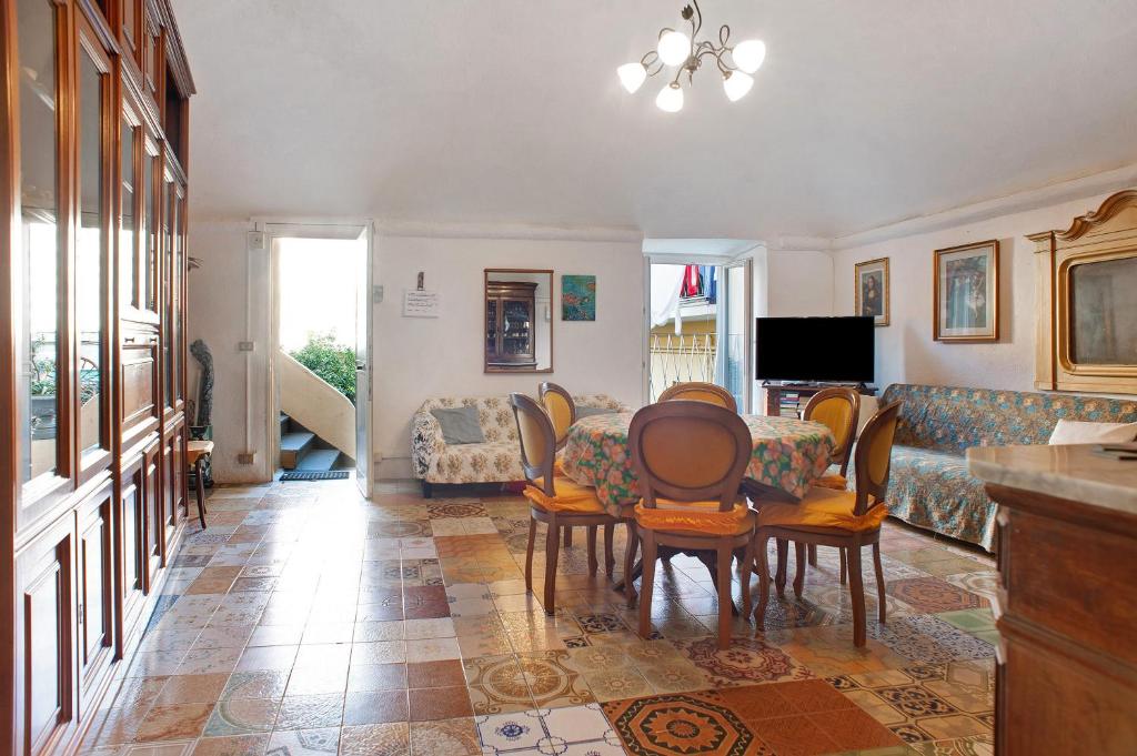 - un salon avec une table et des chaises dans l'établissement Casa Paola, à Levanto