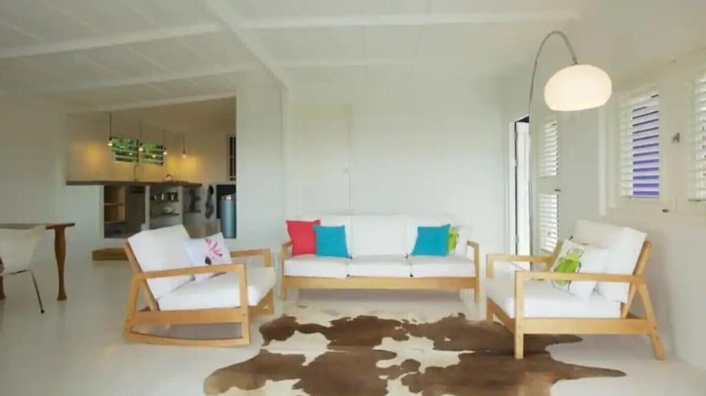 ウィレムスタッドにあるIdyllic Curacao Home with Stunning Viewsのリビングルーム(椅子2脚、ソファ付)