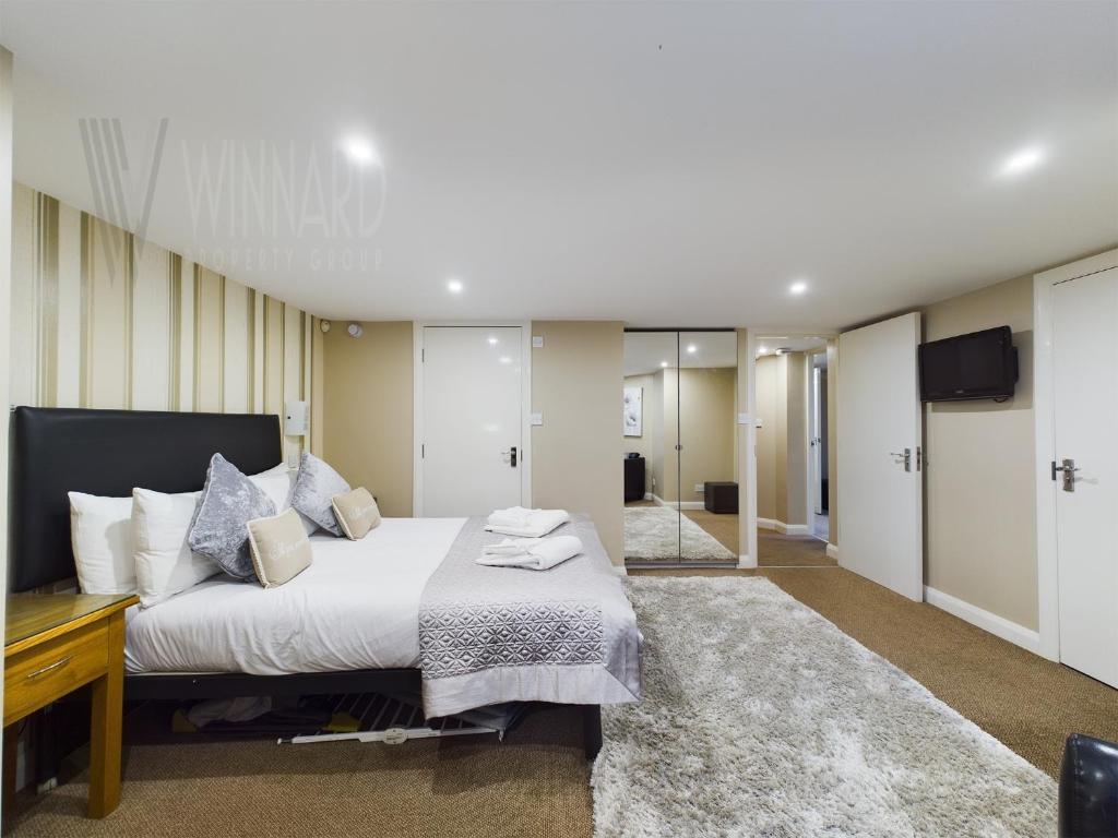 Кровать или кровати в номере The Beach House, Luxury Apartments