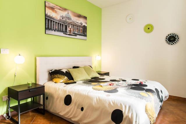ローマにあるTollìの緑の壁のベッドルーム1室(大型ベッド1台付)